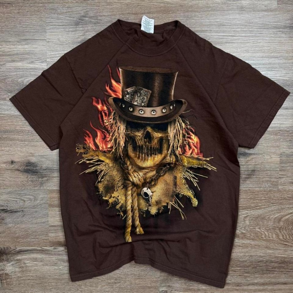 2000s style brown y2k halloween scarecrow brown grunge tee